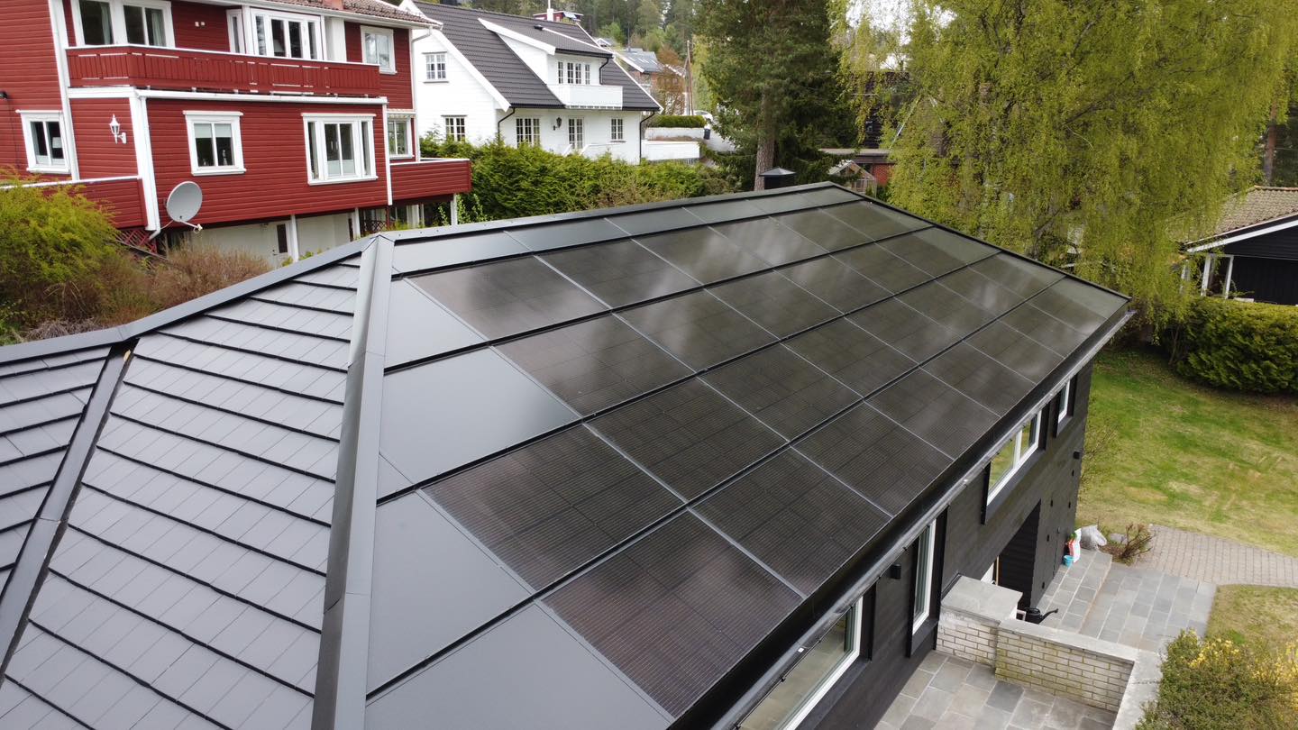 Flyfoto av enebolig med integrert solcelletak fra Sunintegra